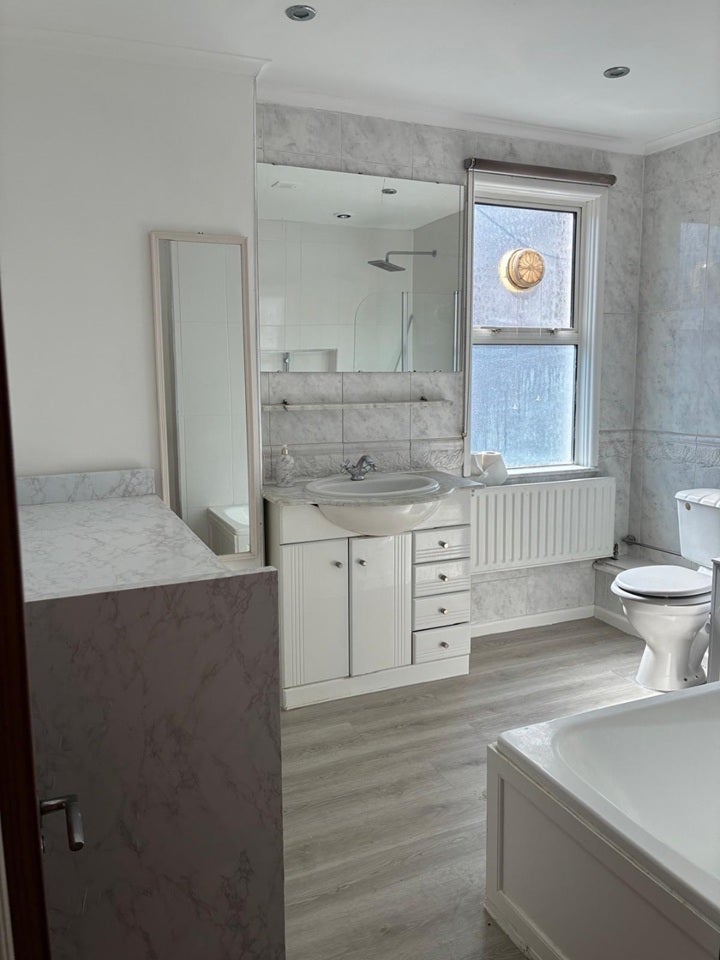 Flat Harvist Road in Greater London