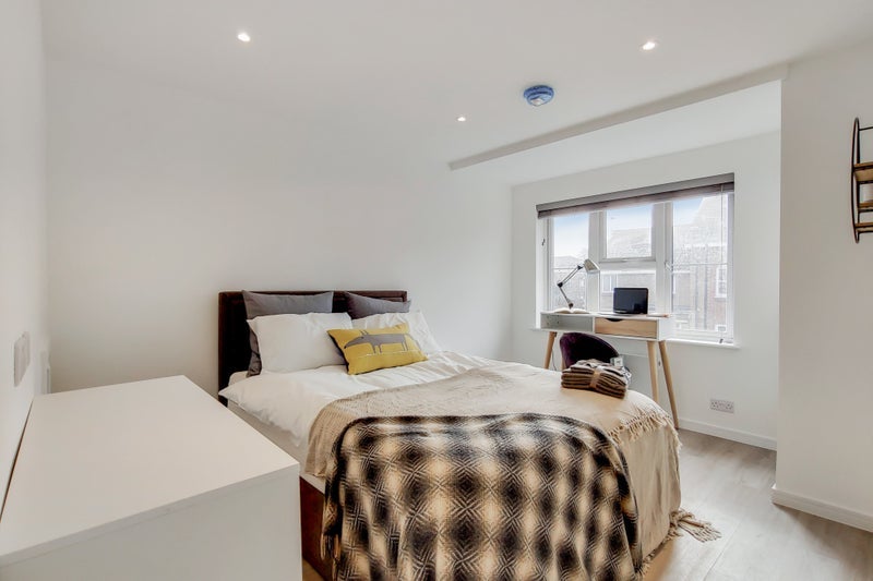 Room Bushwood Drive in Greater London