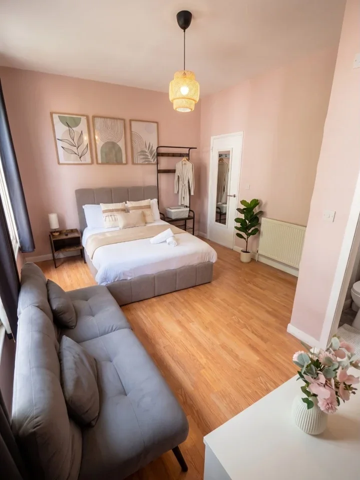 Room Elmore Street in Greater London