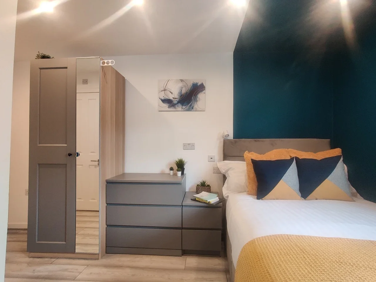 Room South Hill Avenue in Greater London