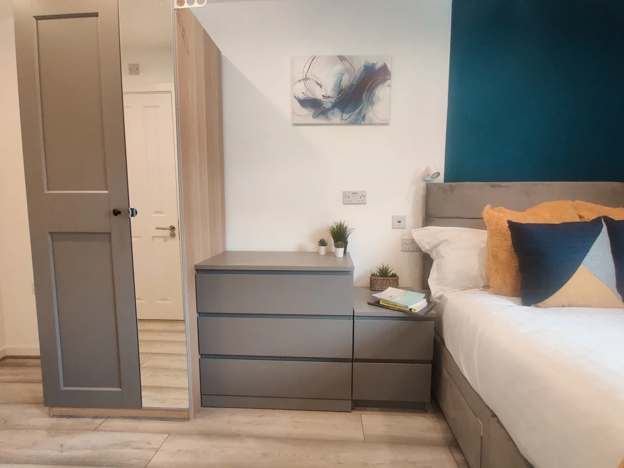 Room South Hill Avenue in Greater London