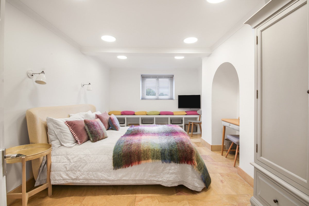 Flat Hampton Court Road in Greater London