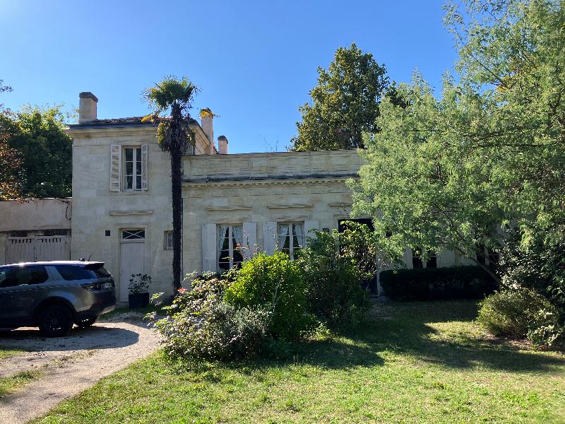 Room Rue des Treilles in Libourne