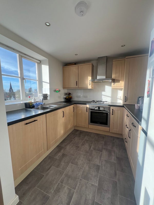 Room Moreton Road in Greater London