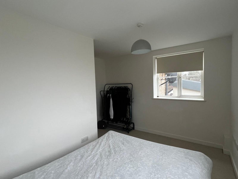 Room Moreton Road in Greater London