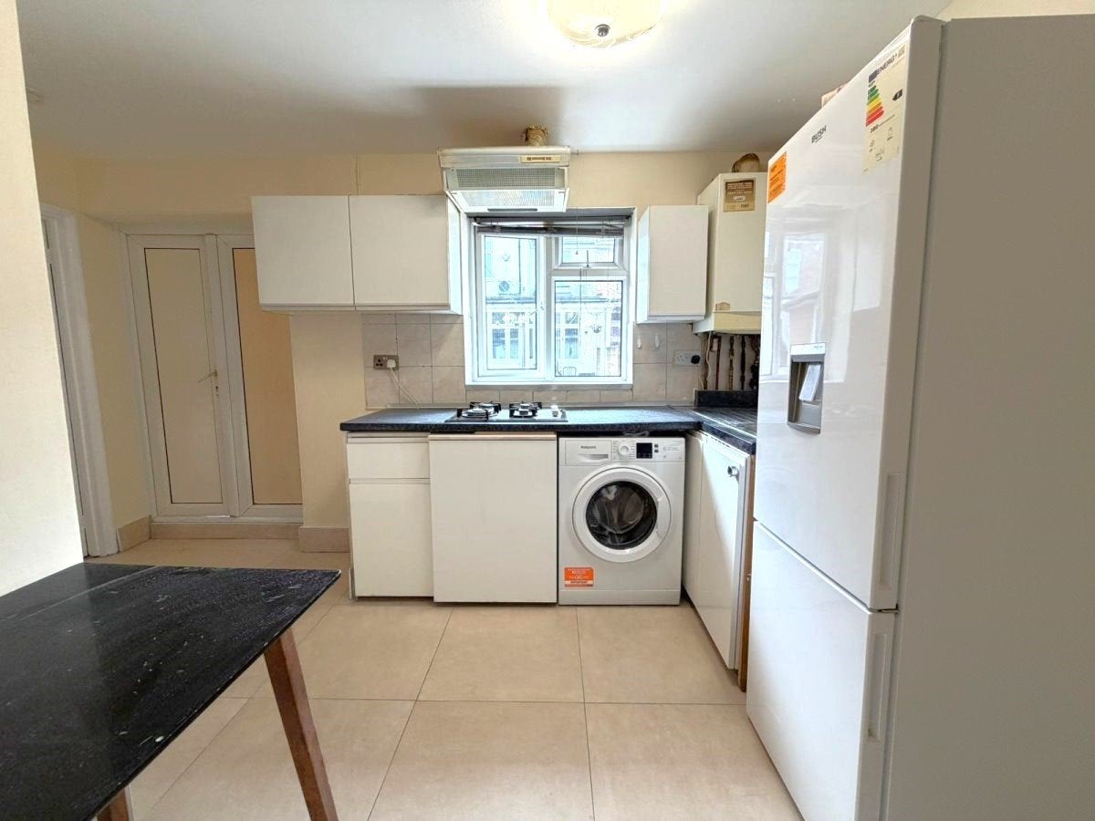 Flat Bowrons Avenue in Greater London