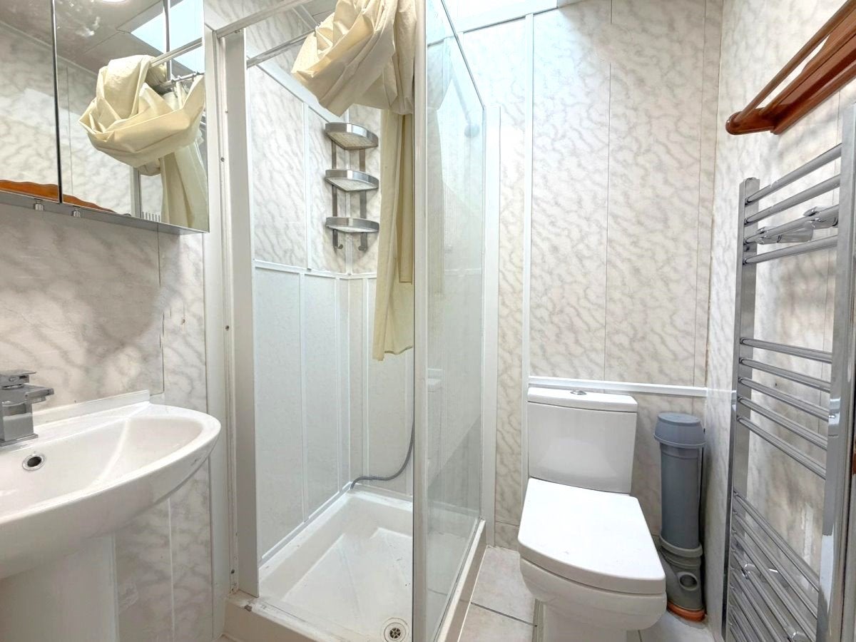 Flat Bowrons Avenue in Greater London