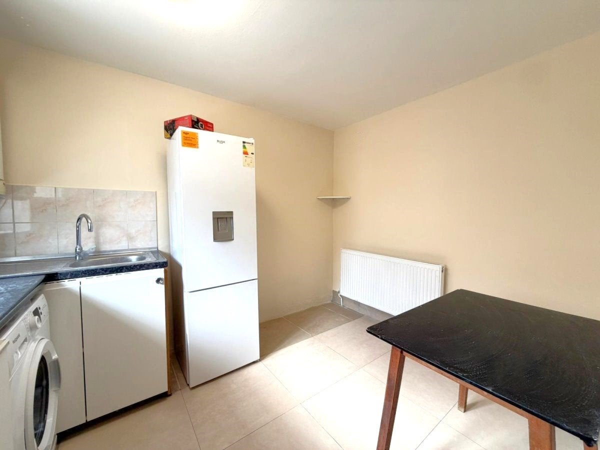 Flat Bowrons Avenue in Greater London