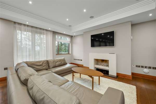 Flat Cavendish Meads in Sunninghill