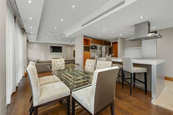 Flat Cavendish Meads in Sunninghill