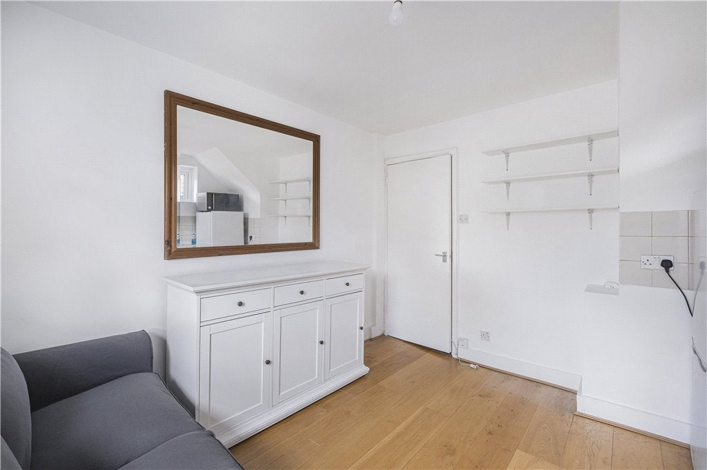 Flat Sudbourne Road in Greater London
