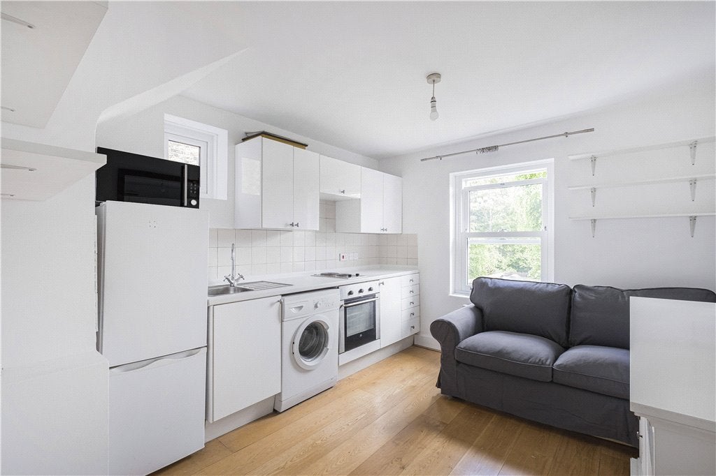 Flat Sudbourne Road in Greater London