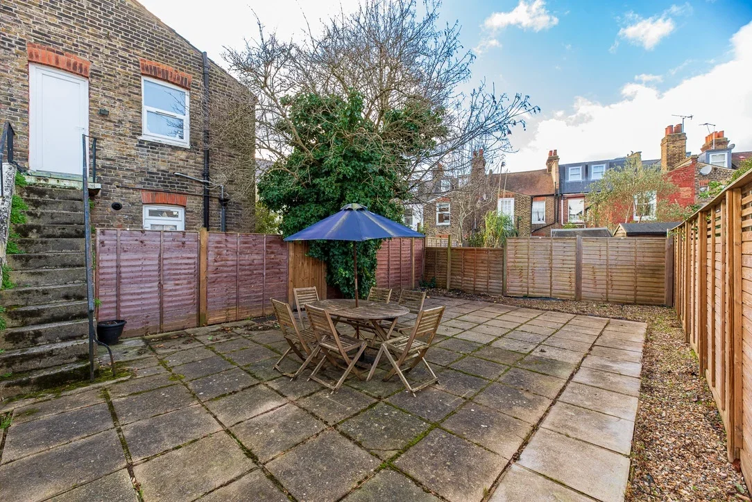 Flat Emmanuel Road in Greater London