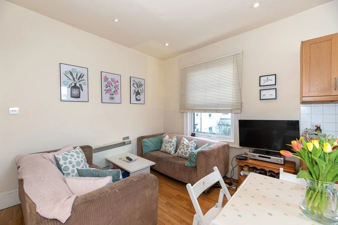 Flat Emmanuel Road in Greater London