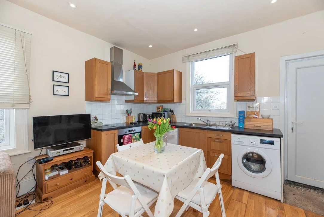 Flat Emmanuel Road in Greater London