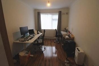 Flat Warham Road in Greater London
