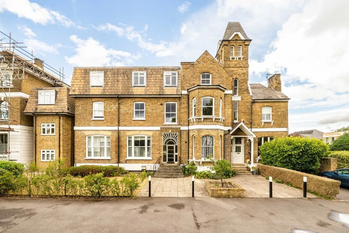 Flat Hampton Road in Greater London
