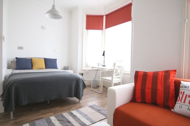 Room High Road Leytonstone in Greater London