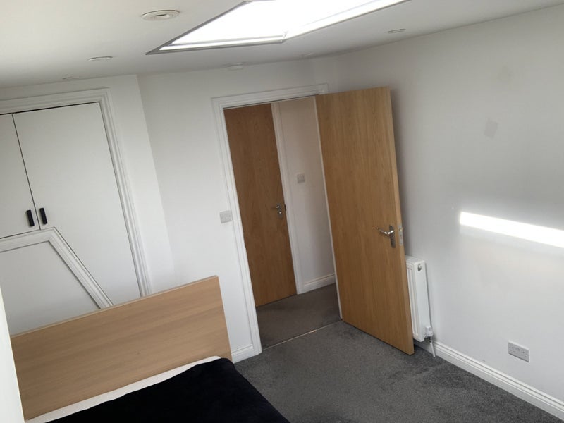 Room Queenscourt in Greater London