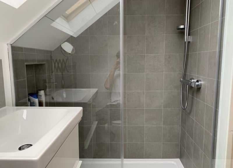 Room Queenscourt in Greater London