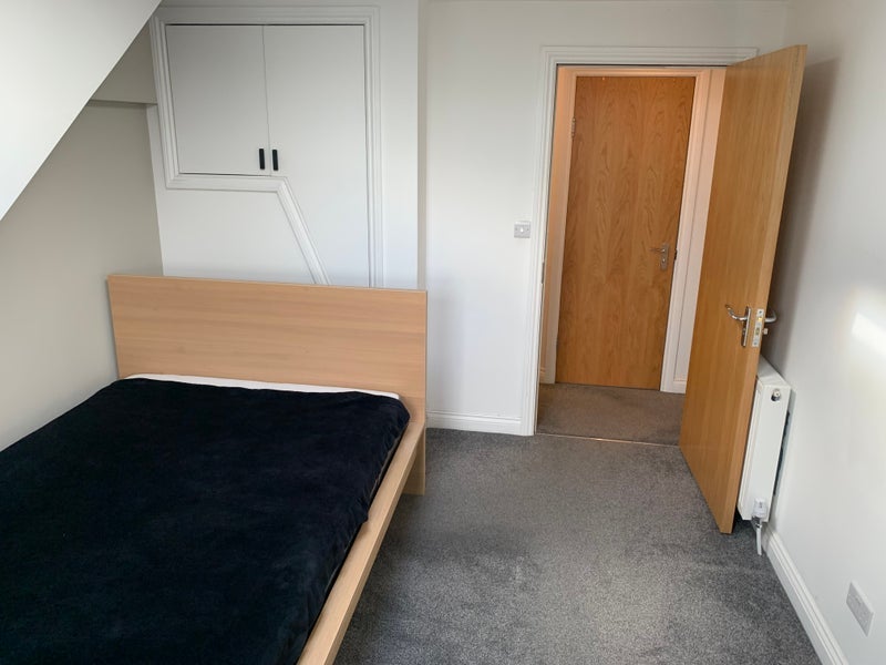 Room Queenscourt in Greater London