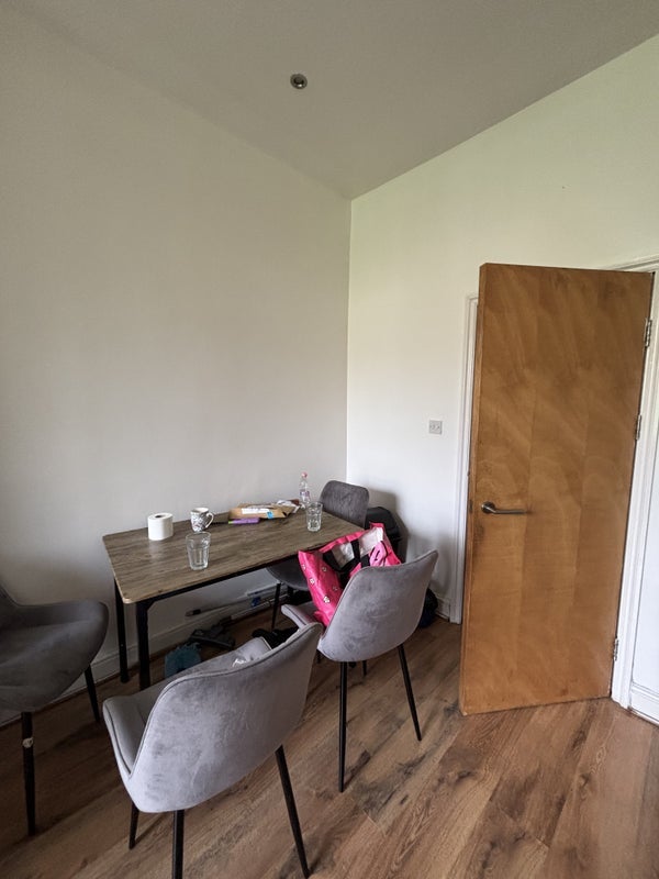 Room Arthur Road in Greater London