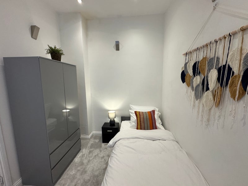 Room Kingston Road in Epsom and Ewell