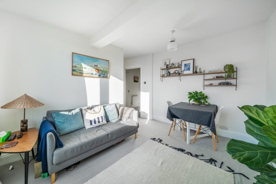 Flat Cleaveland Road in Greater London