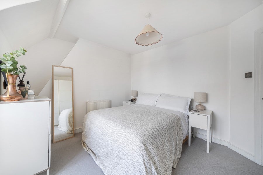 Flat Cleaveland Road in Greater London