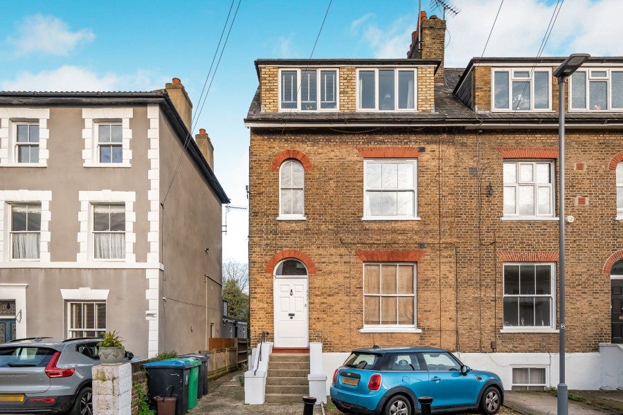 Flat Cleaveland Road in Greater London
