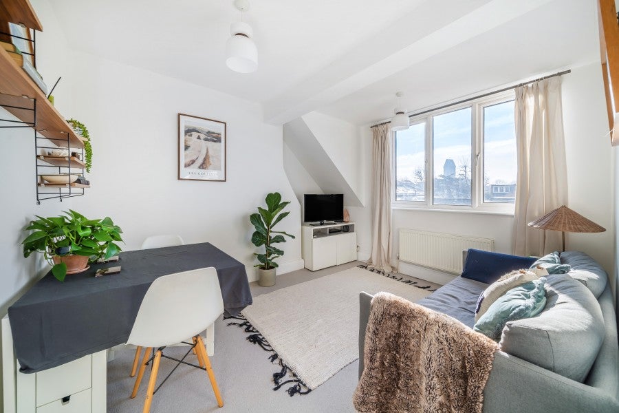 Flat Cleaveland Road in Greater London