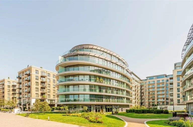 Flat Hammersmith Road in Greater London