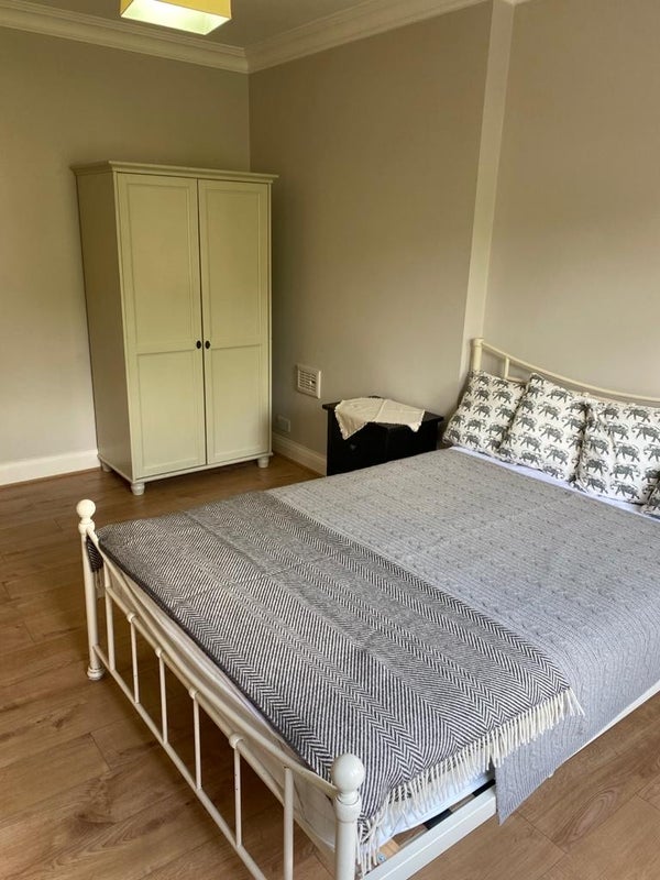 Room Perryn Road in Greater London
