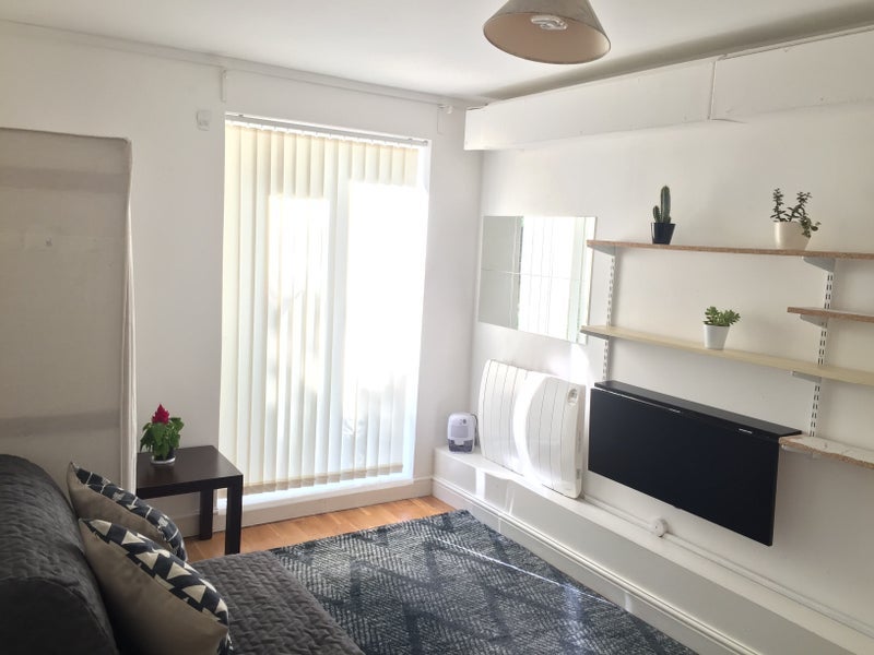 Flat Kennington Road in Greater London