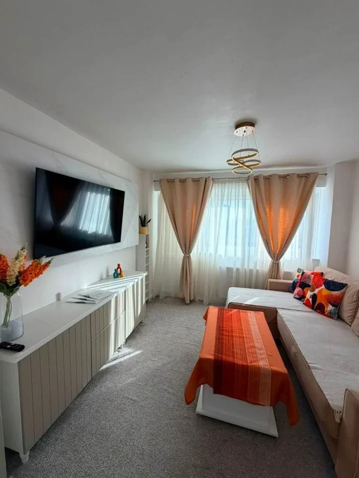 Flat Lampeter Square in Greater London