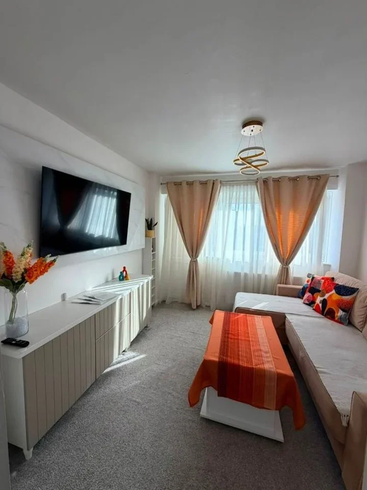 Flat Lampeter Square in Greater London