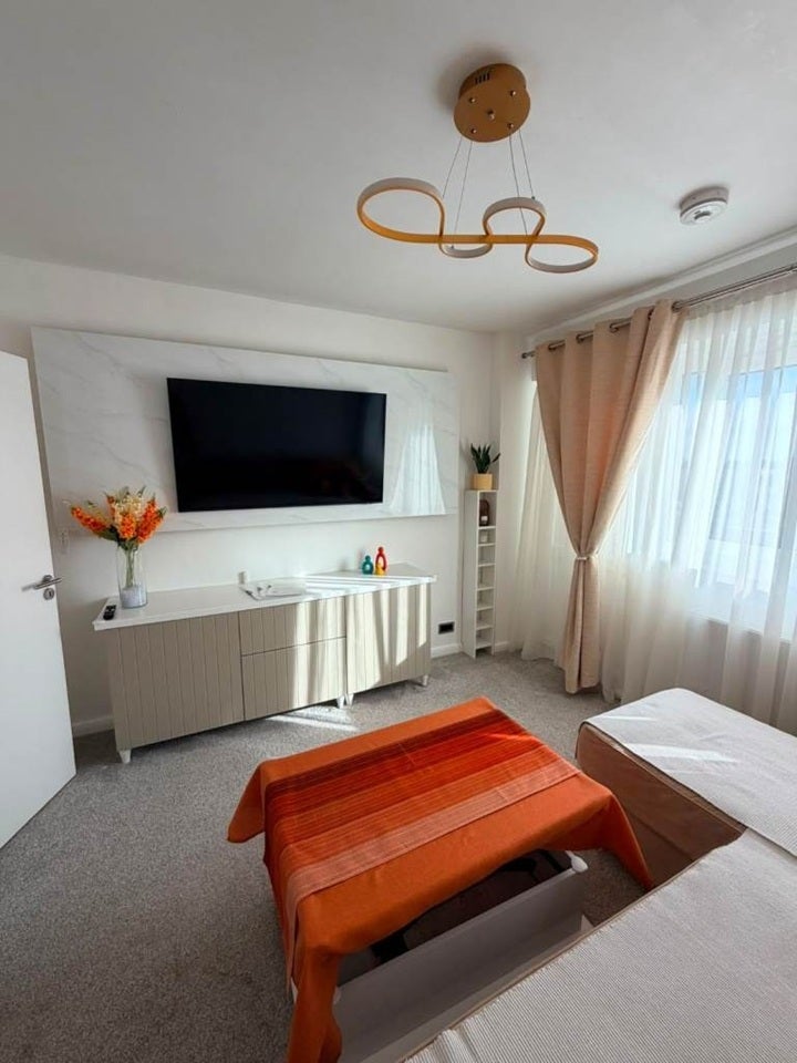 Flat Lampeter Square in Greater London