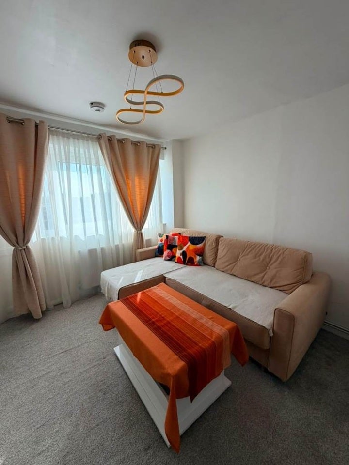 Flat Lampeter Square in Greater London