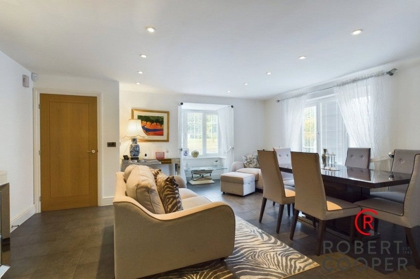Flat Ellis Close in Greater London