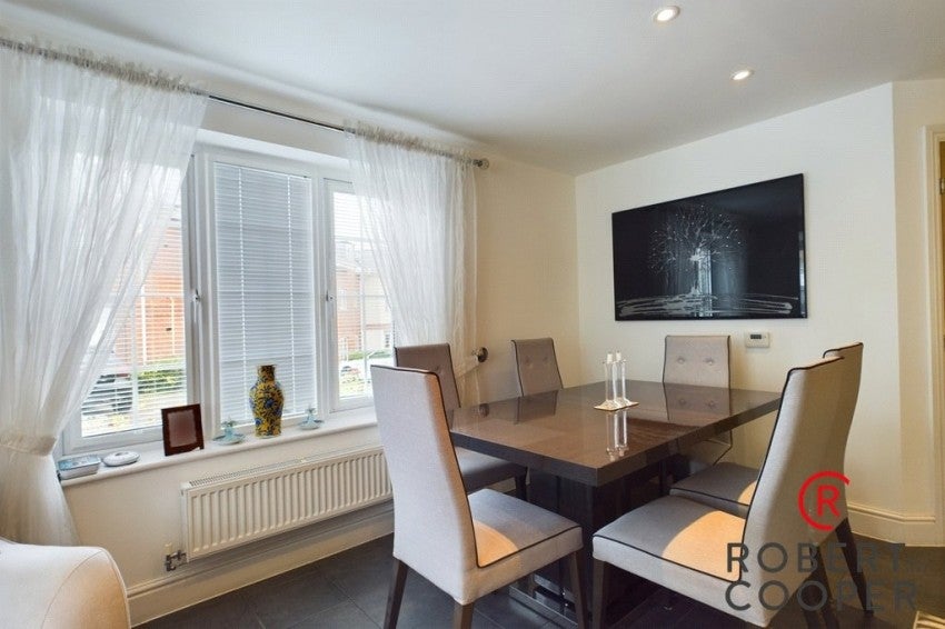 Flat Ellis Close in Greater London
