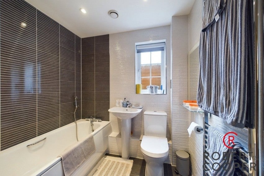 Flat Ellis Close in Greater London