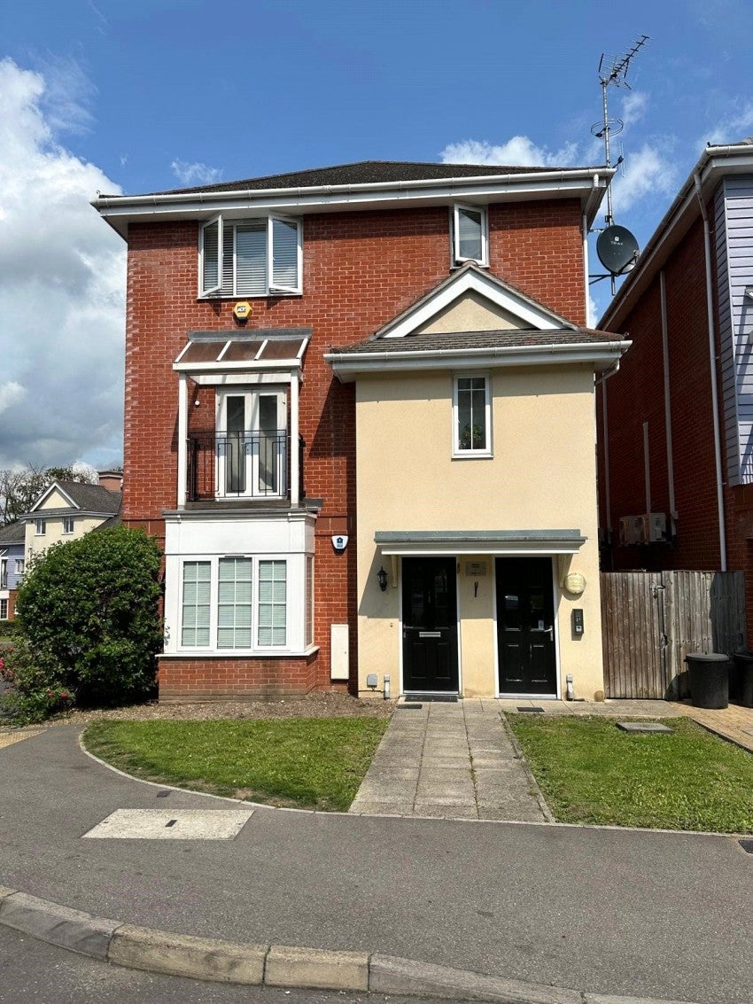 Flat Ellis Close in Greater London
