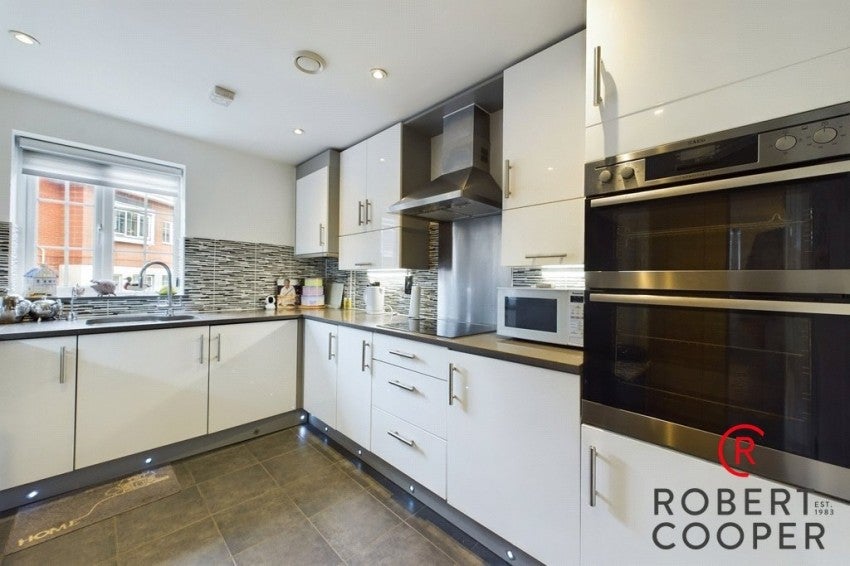 Flat Ellis Close in Greater London