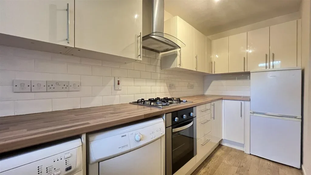 Flat Cedar Gardens in Greater London