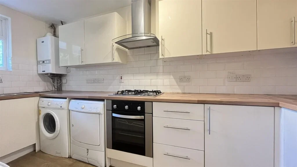 Flat Cedar Gardens in Greater London