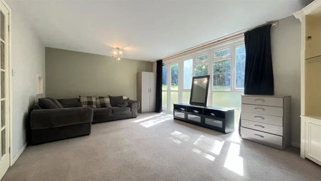 Flat Cedar Gardens in Greater London