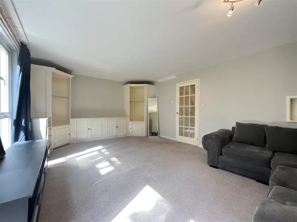 Flat Cedar Gardens in Greater London
