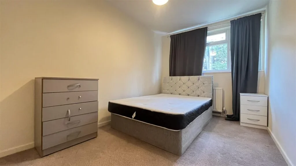 Flat Cedar Gardens in Greater London