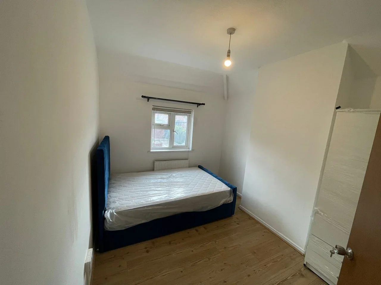 Room Keynsham Gardens in Greater London