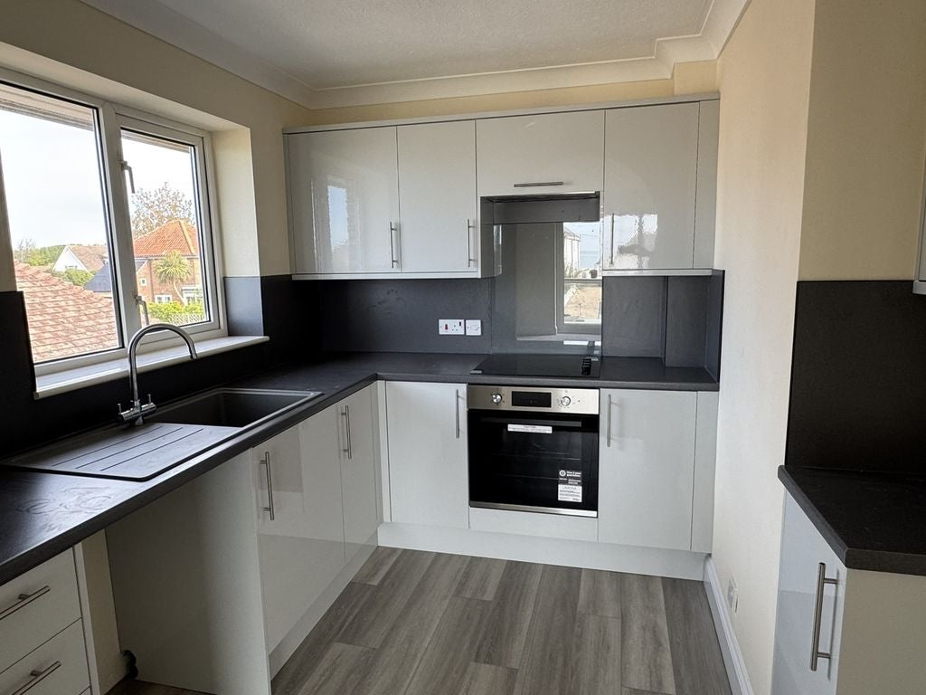 Flat Bembridge Drive in Hayling Island